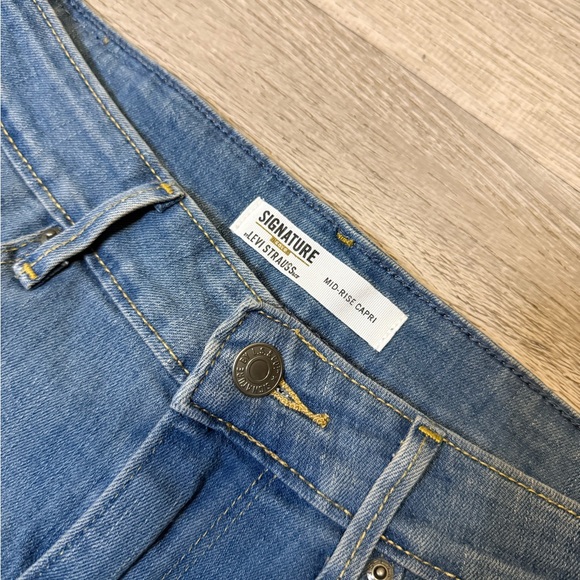 •SIGNATURE LEVI STRAUSS• MID RISE CAPRI JEANS - Picture 4 of 7